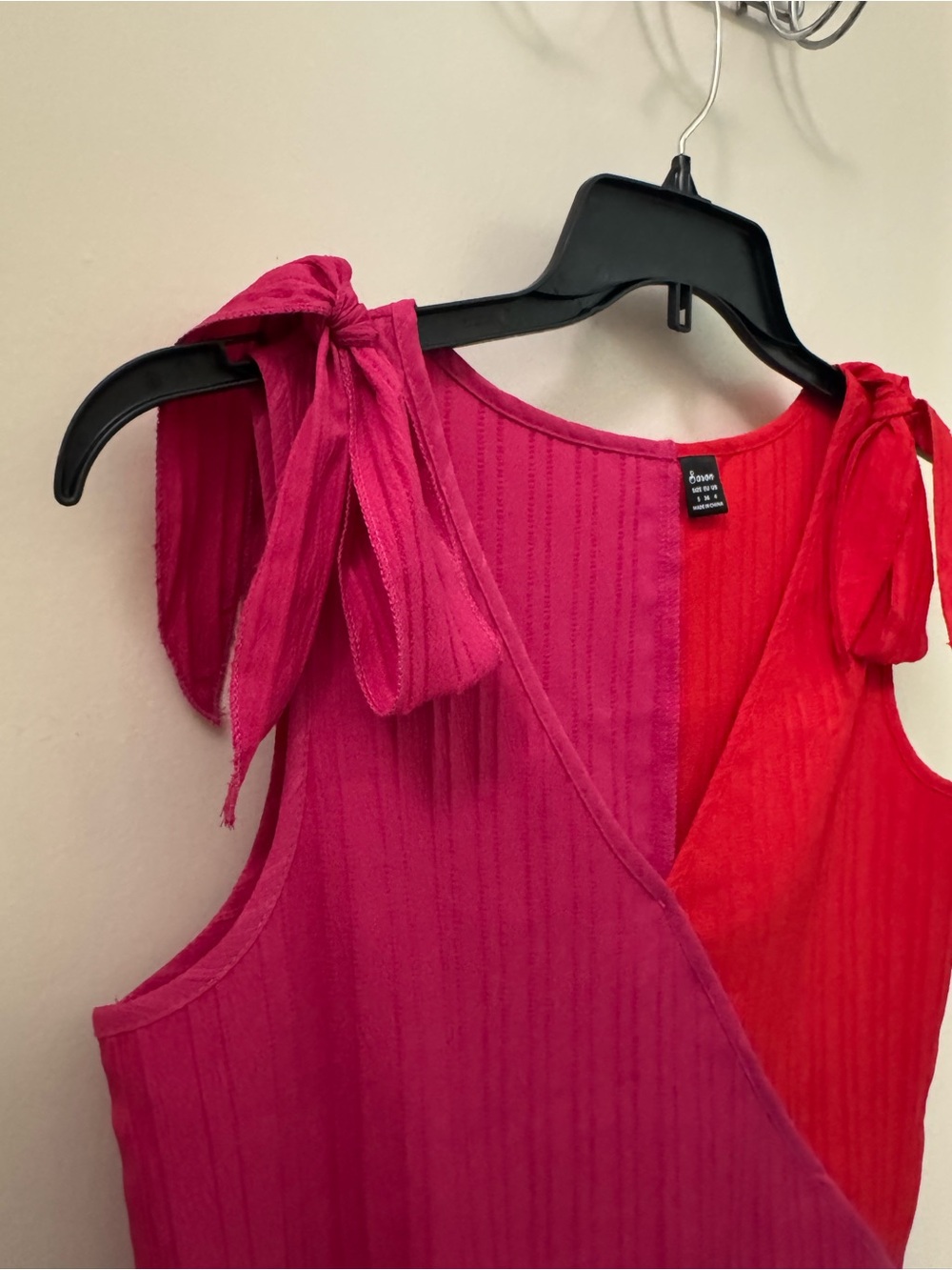 Colorblock Tie-Shoulder Sleeveless Blouse in Pink & Red